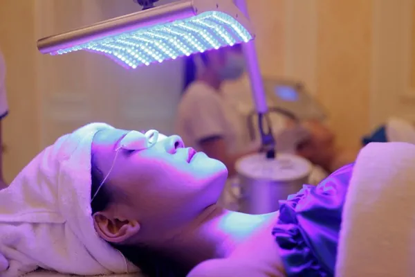 Sử dụng ánh sáng đèn LED trong việc điều trị nám cũng là một phương pháp phổ biến 